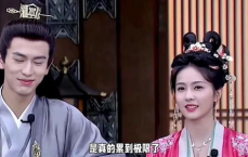 张凌赫深情凝望，强忍情绪与粉丝温馨互动