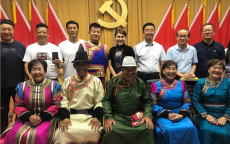 乌兰图雅与老马宝莉：跨界合作演绎民族音乐新篇章