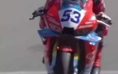 法国车手夺冠荣耀时刻，深情致谢张雪机车助力