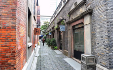 女子疑风水不佳，屡次掰歪小区反光镜引发邻里争议