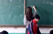 “英勇护师，两学生挺身挡黑板脱落险情”