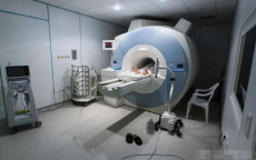 男子意外被困核磁共振机，保洁员及时发现紧急救援