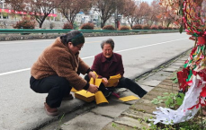 悲歌：女教师遭车拖行近6公里不幸身亡