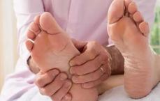 双脚：揭示全身健康的“放大镜”