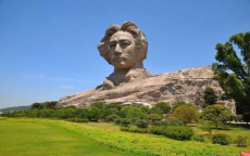 女生橘子洲拍摄旱地拔葱震撼大片