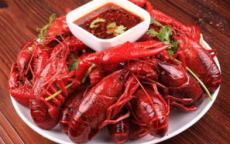 “虾市狂欢：小龙虾价格逆势下跌，今年更实惠！”