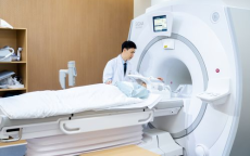 男子做核磁被“绑”机器上一整晚