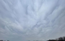 北京天空奇观：糙面云与立体波纹云层交织